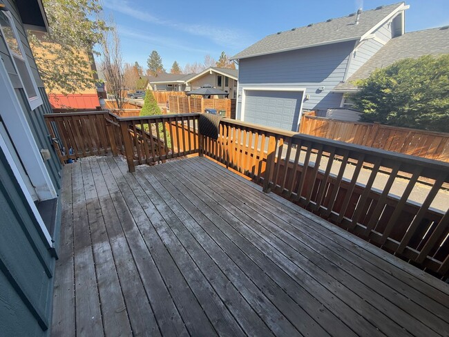 Building Photo - Wonderful 3 Bed/2.5 Bath Home in NE Bend -...