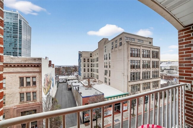 Building Photo - 543 Main St