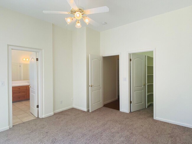 Building Photo - $2,550 Peach & Alluvial, Pool + Clovis Trail Access | W. Fallbrook Ave, Clovis