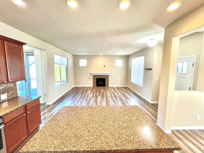 Building Photo - LIKE NEW Truly a MUST SEE! Move-in Ready