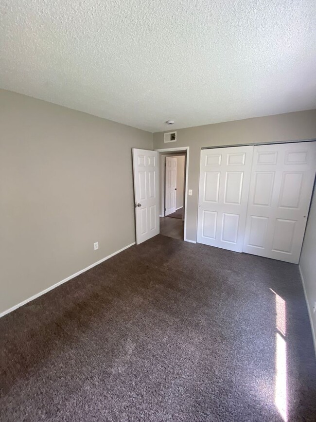 Building Photo - 3 Bedroom 2 Bathroom in Robinwood Condomin...