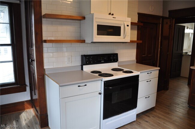 Building Photo - 11 E Main St