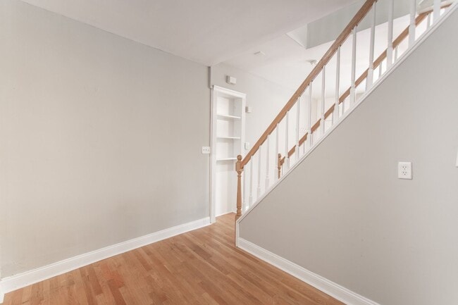 Building Photo - Three Bedroom Home in Graduate Hospital