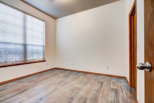 Building Photo - 517 Lone Oak Dr