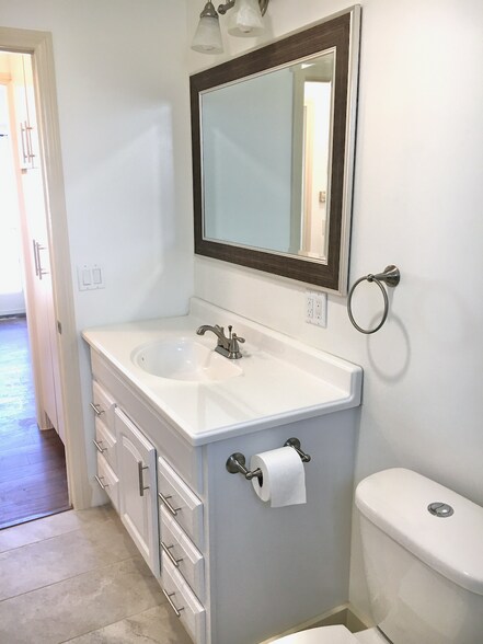 bathroom - 2821 1/2 S Sycamore Ave