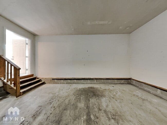 Building Photo - 207 Lake Forest Dr