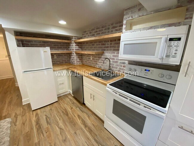 Building Photo - 8008 Roosevelt Way NE