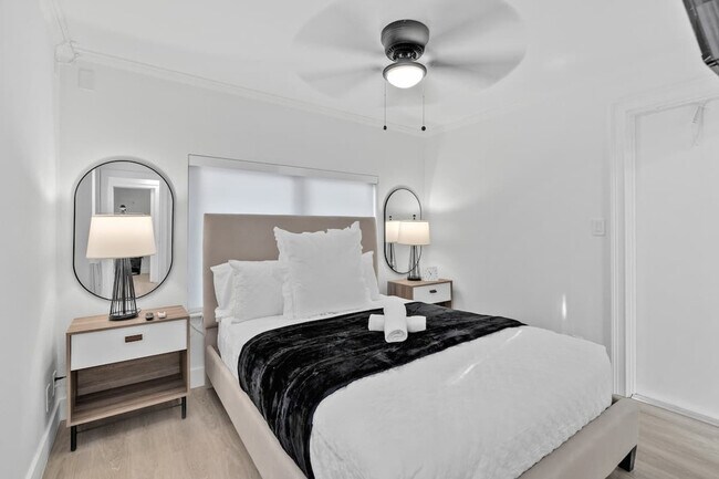 Building Photo - 704 NE 2nd St