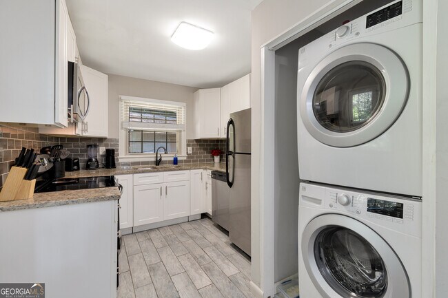 Building Photo - 240 Lake Dr