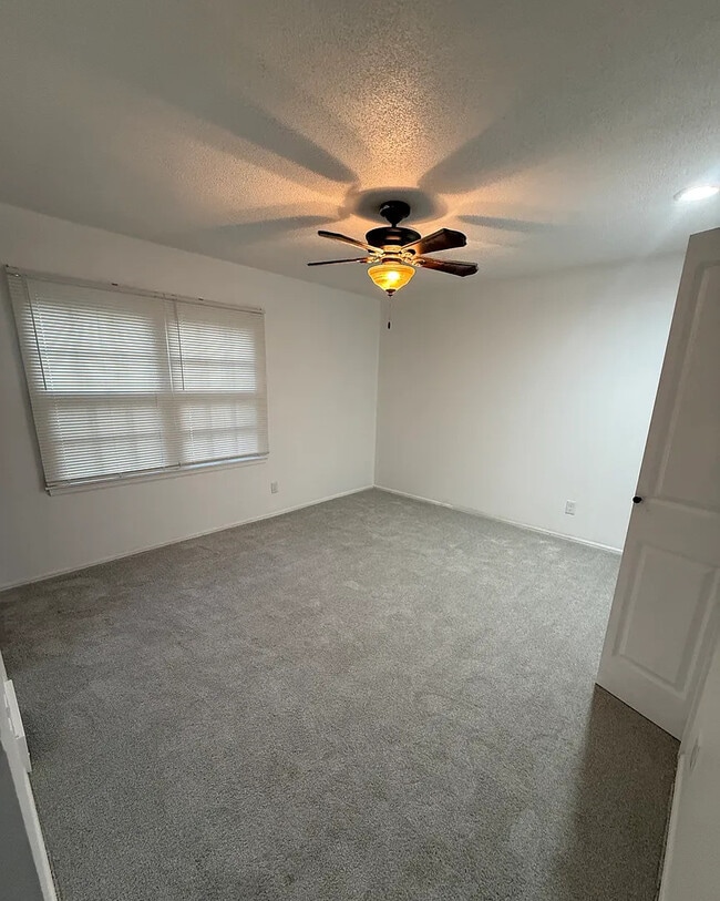 Building Photo - 520 S Meadowbrook Ln