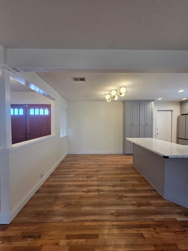 Building Photo - 3 bedroom 2 bath East Petaluma