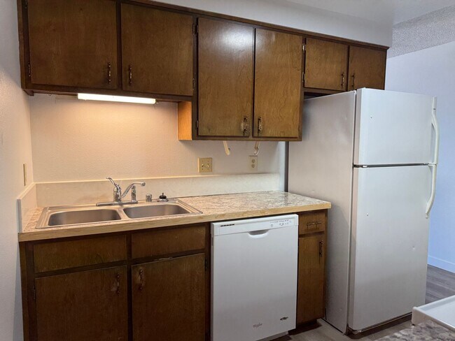 Building Photo - Large single level 2-bedroom/1 bath duplex in Springfield!