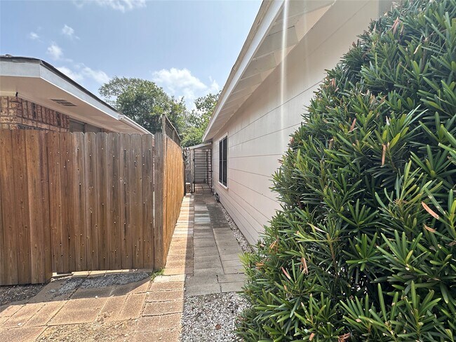 Building Photo - 1121 Millie St