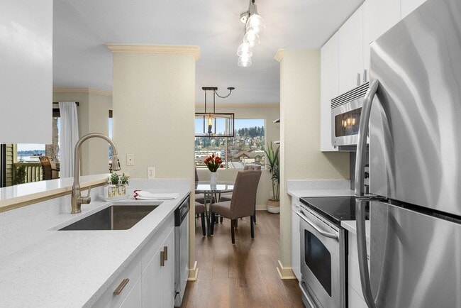 Building Photo - Available Now - 2BR/1.5BA Condo in Kirkland