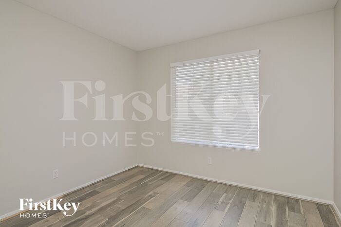 Building Photo - 827 Centaur Ave