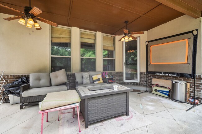 Building Photo - Stunning 5 bedroom 4.5 bath in Stonebrooke Glenn