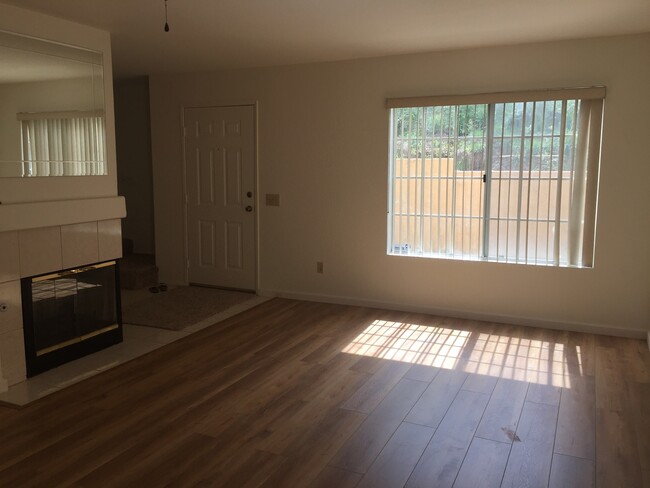 Building Photo - Cute & Private End Unit 3+2.5 Light & Brig...