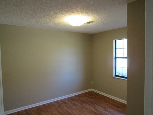 Building Photo - Charming 2-Bed, 2-Bath Townhouse in NW Kno...