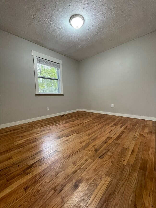 Building Photo - 611 Inglewood Dr