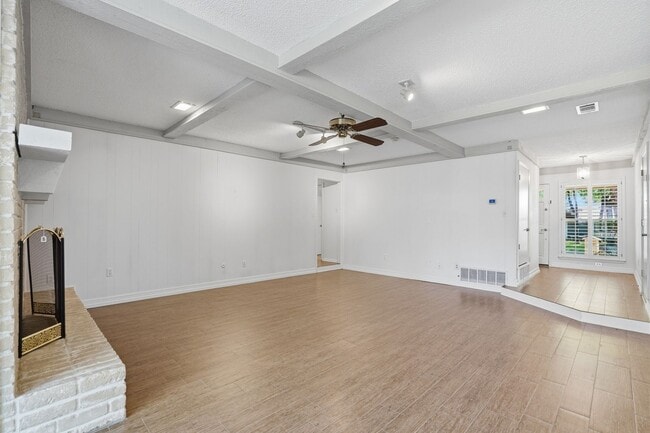 Building Photo - Amazing in Arlington