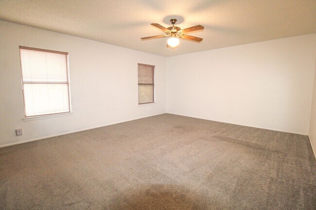 Building Photo - 14018 N Hills Village Dr