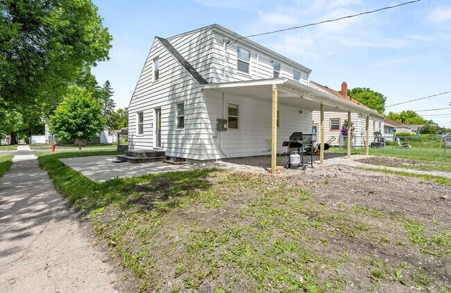 Building Photo - 1601 11th St N