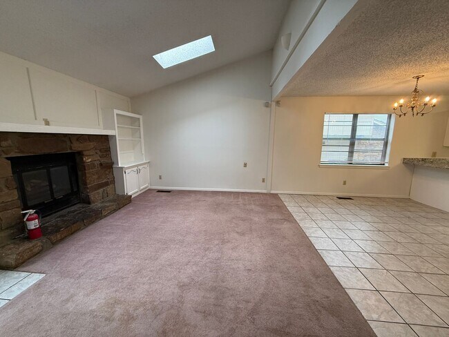 Building Photo - 3 Bedroom Duplex: One bed Downstairs, 2 large bedrooms upstairs