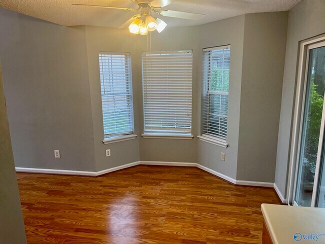 Building Photo - 2524 Autumn Ridge Dr SW