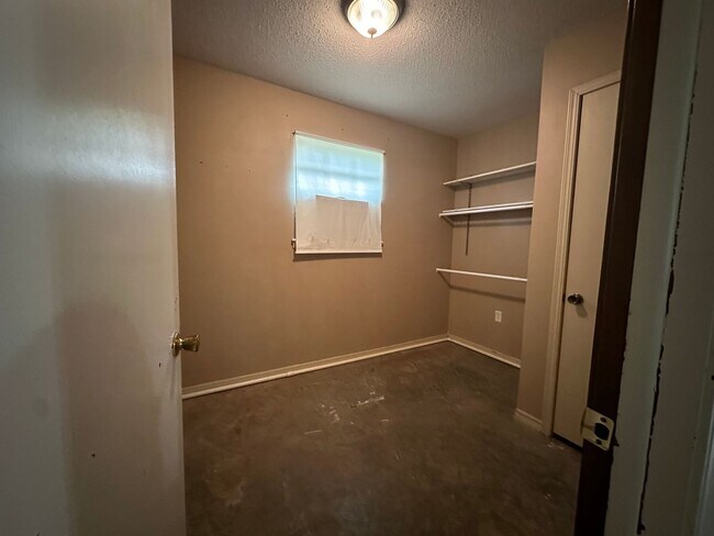 Building Photo - Come take a look at this 3-bedroom 2-bathroom home!