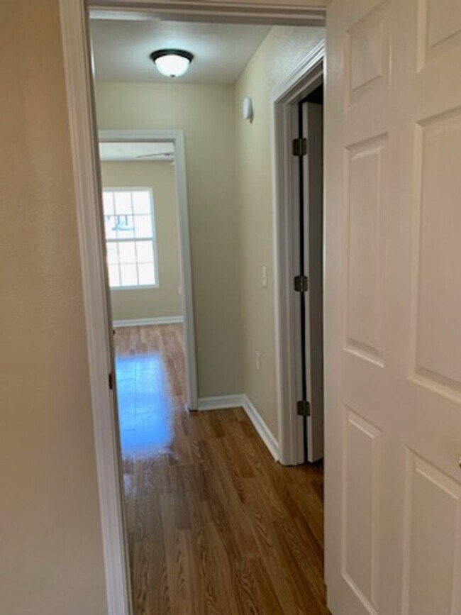 Building Photo - 137 Hardwood Way