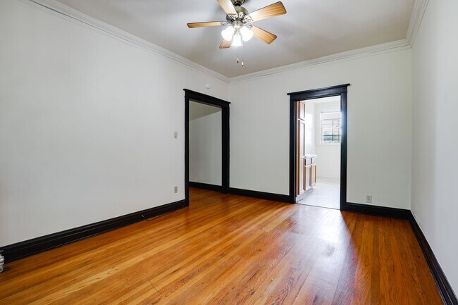 Building Photo - Sun-drenched Roscoe Village