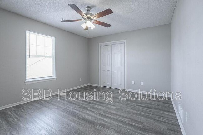 Building Photo - 106 NE Dogwood St