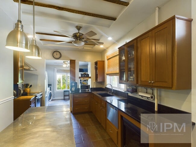 Building Photo - Spacious 5 Bedroom, 2.5 Bath Near The Avenues!