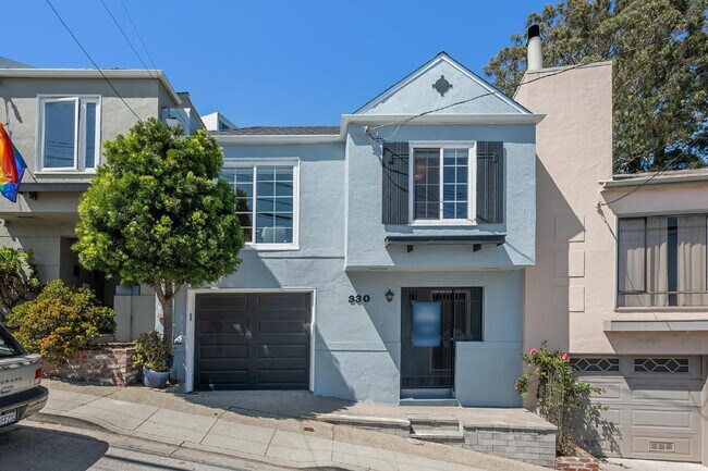 Building Photo - Beautiful 3 Bedroom 2 Bathroom Single Fami...