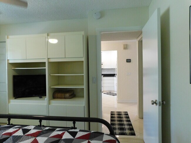 Building Photo - 9285 Vista del Lago
