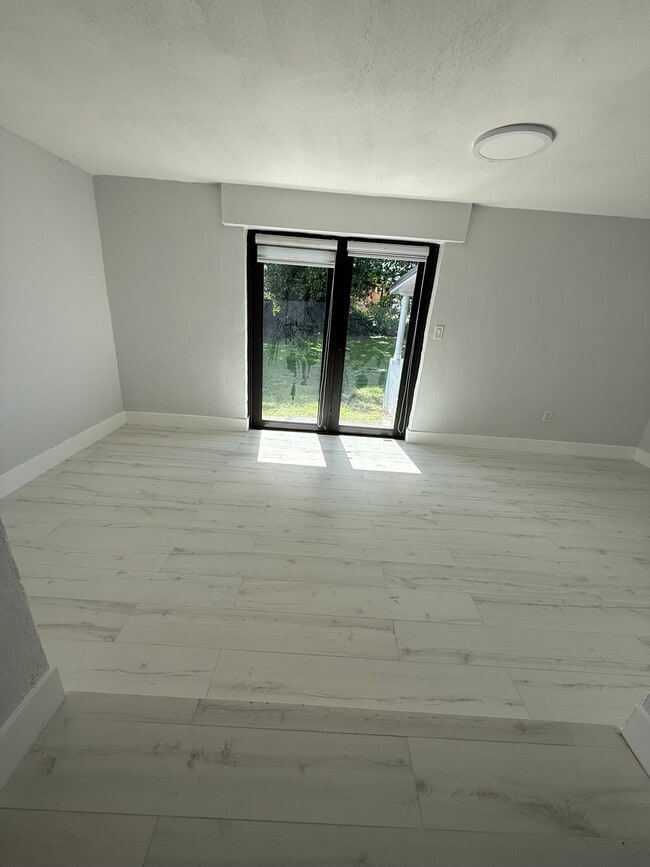 Den - 7142 SW 22nd St