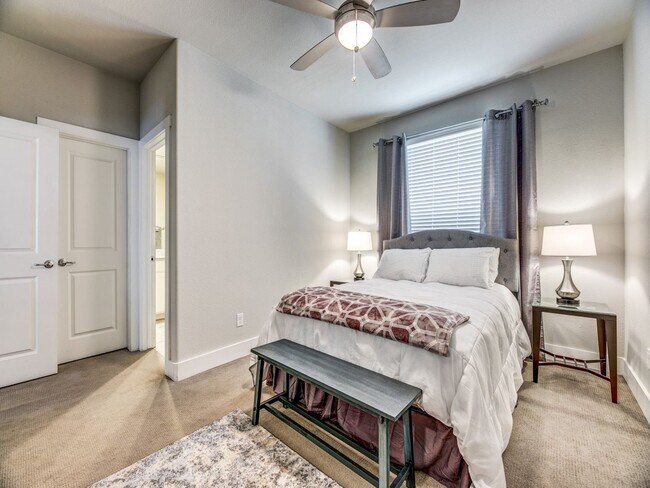 Building Photo - Rooftop Evenings, 3 bedroom 3 bath Condo. ...