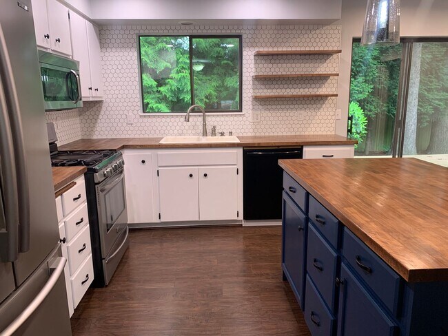 Building Photo - Newly Updated 2 Bed. 2 Bath Home on Fenced...