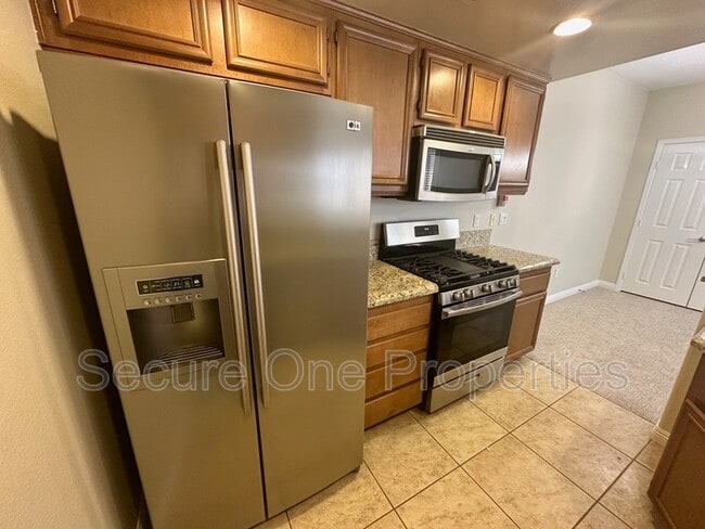 Building Photo - 208 Riverdale Ct
