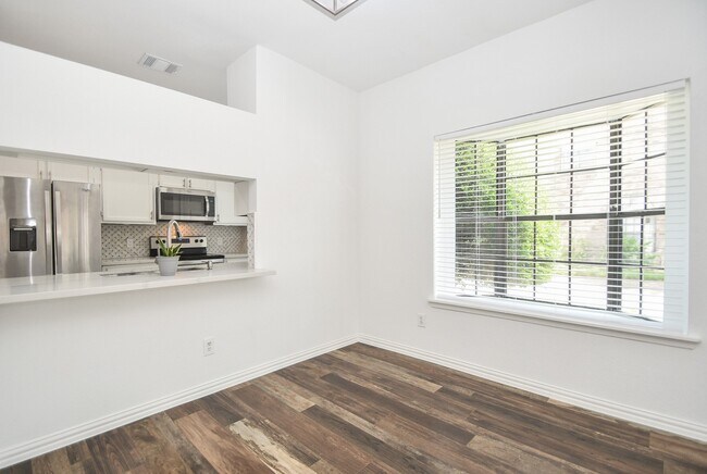 Building Photo - 718 Country Pl Dr