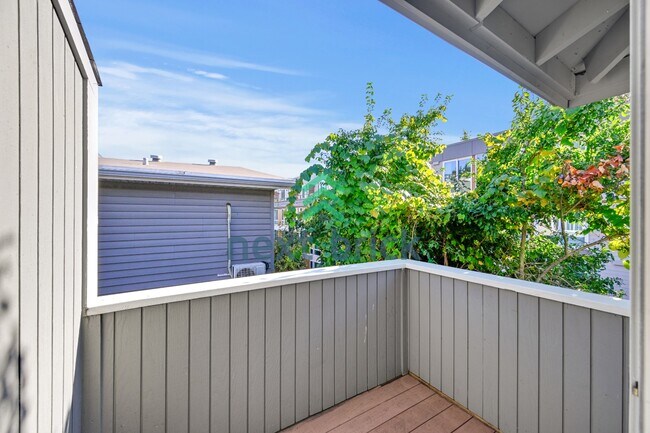 Building Photo - Welcome to this beautifully updated 2-bedroom, 1-bath apartment located in the heart of Queen Anne