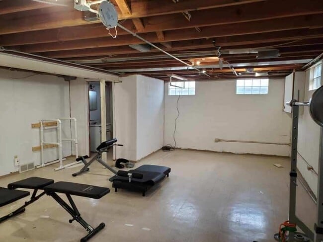 Building Photo - 2 Bedroom Single Family Home, Fall Move In!