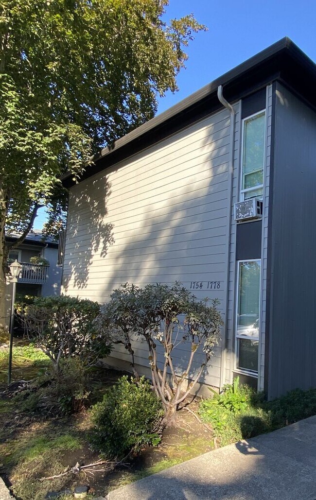 Building Photo - Rent Special: 1/2 Off First Full Month's Rent