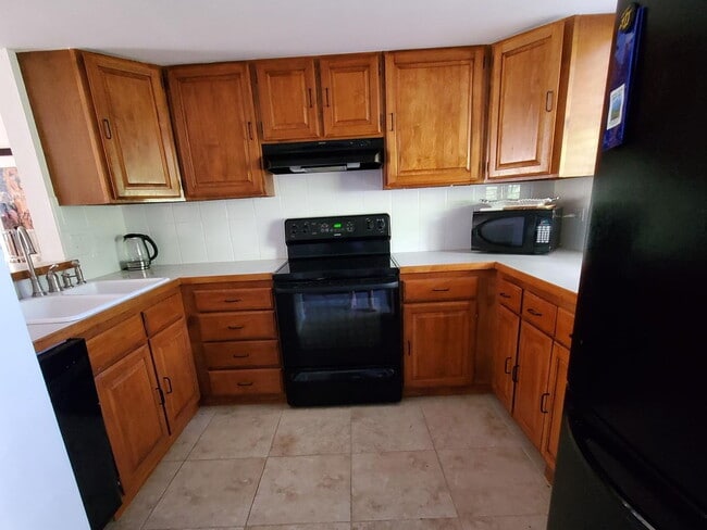 Building Photo - "Experience Island Living: Spacious 2-Bed, 2-Bath Retreat on Alii Drive!"