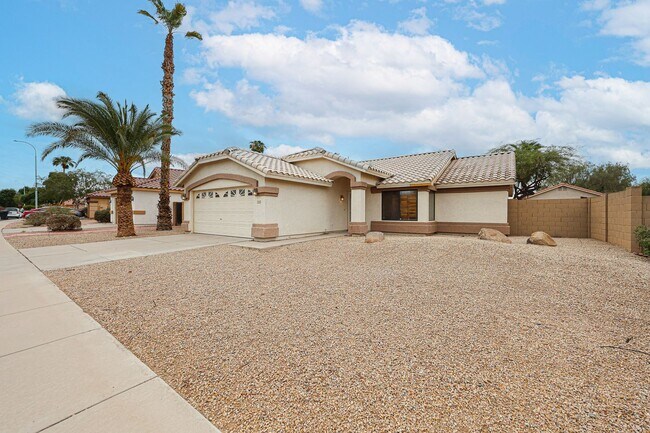 Building Photo - Welcome to this Charming 3 BEDROOM , 2 BAT...