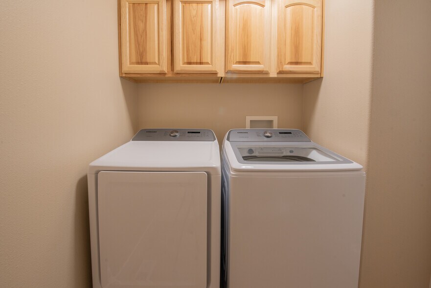 Building Photo - 1035 Road Runner St.