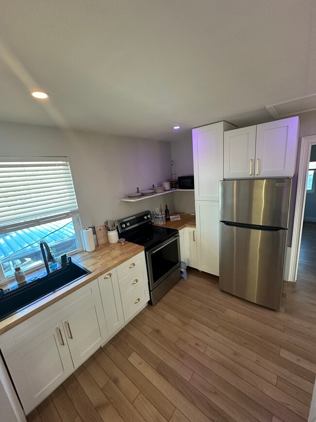 Building Photo - 3114 Dupont St S