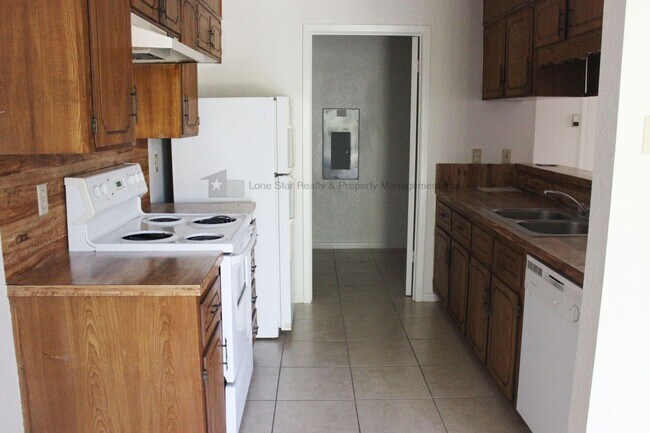 Building Photo - 1704 Bundrant Dr