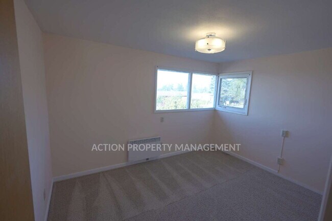 Building Photo - 4 bed 2 bath home in Port Angeles