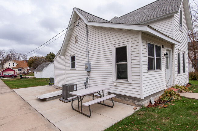 Building Photo - 601 Kenilworth Ave S